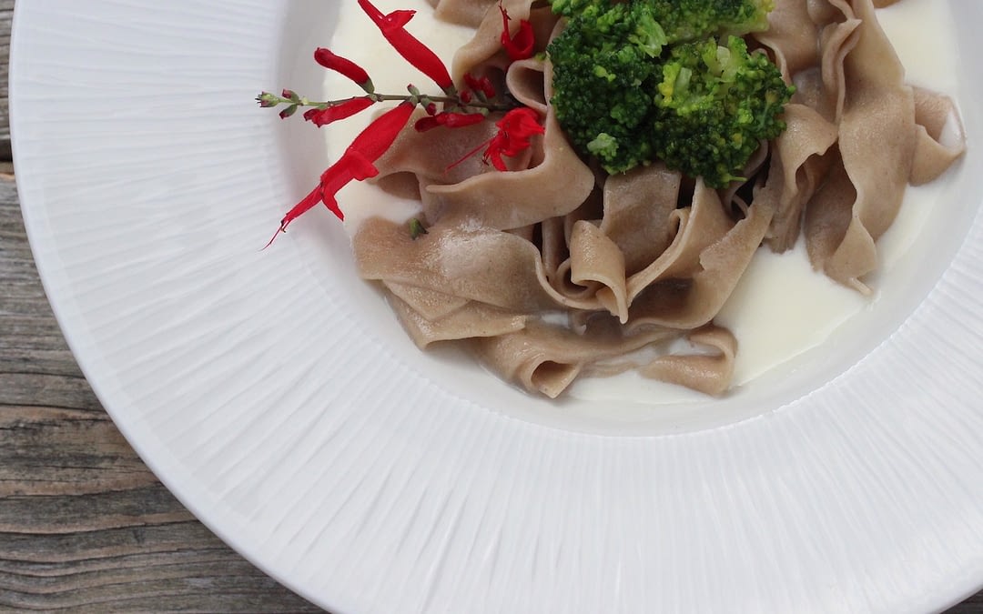 Tagliatelle di castagne su fonduta al taleggio e broccoletti